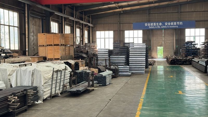 Bundled steel sections and stacked gratings in the warehouse